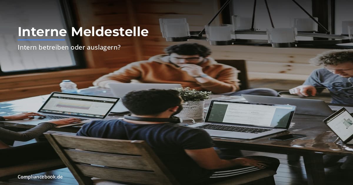 Textoverlay Interne Meldestelle Modelle auf einem Bild mit Buero und Besprechungstisch - Symbolbild fuer die Wahl des Betriebsmodells nach HinSchG