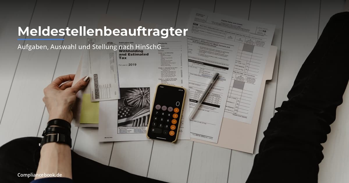 Textoverlay Meldestellenbeauftragter auf einem Bild mit Buero und Dokumenten - Symbolbild fuer die Rolle im Hinweisgeberschutzgesetz